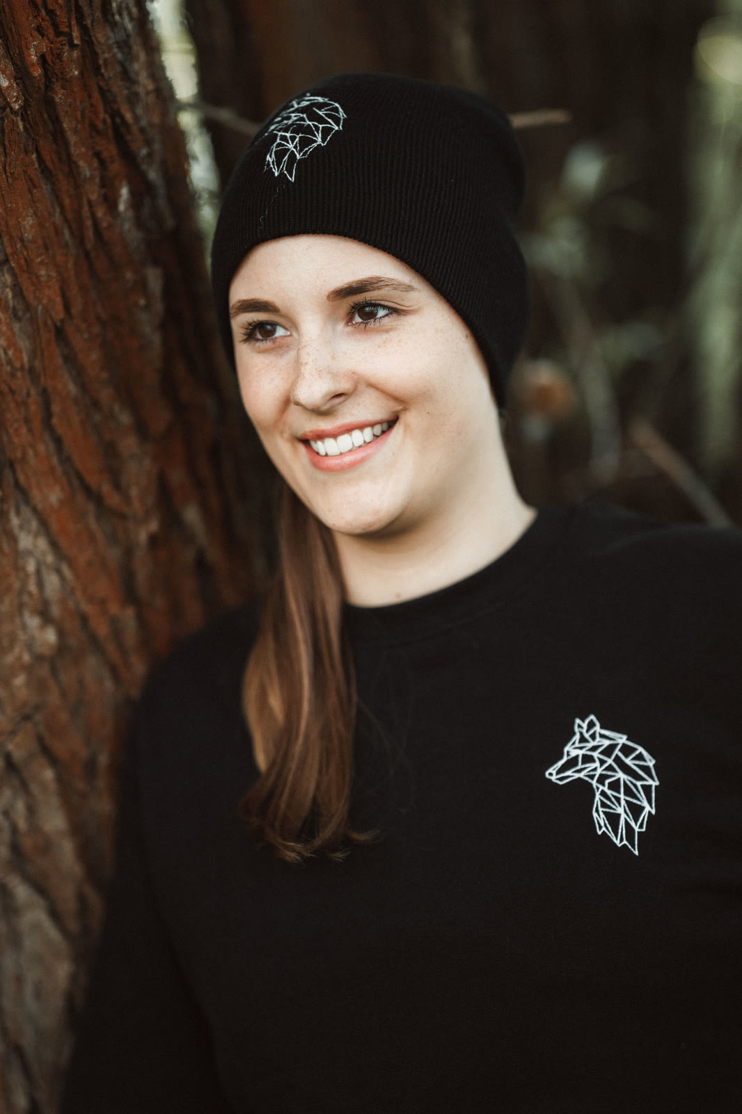 Schwarze Kyno Adventure Beanie mit gesticktem Wolfslogo