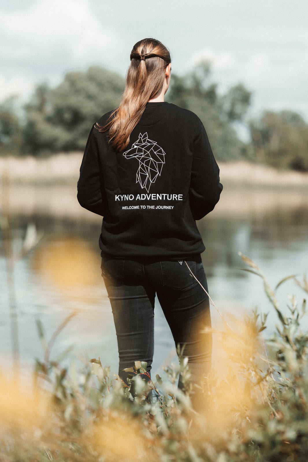 Kyno Adventure Sweatshirt, Rückseite mit Rückendruck „Welcome to the journey“ am See