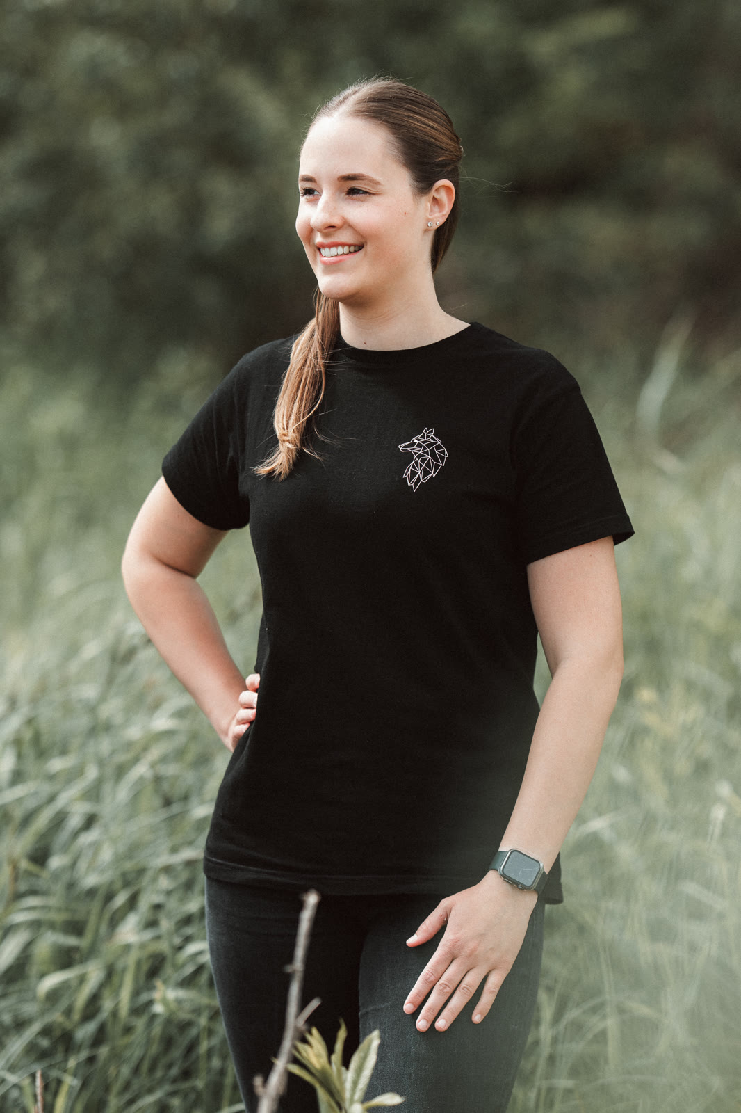 Kyno Adventure T-Shirt in Schwarz mit Wolfslogo, Vorderseite