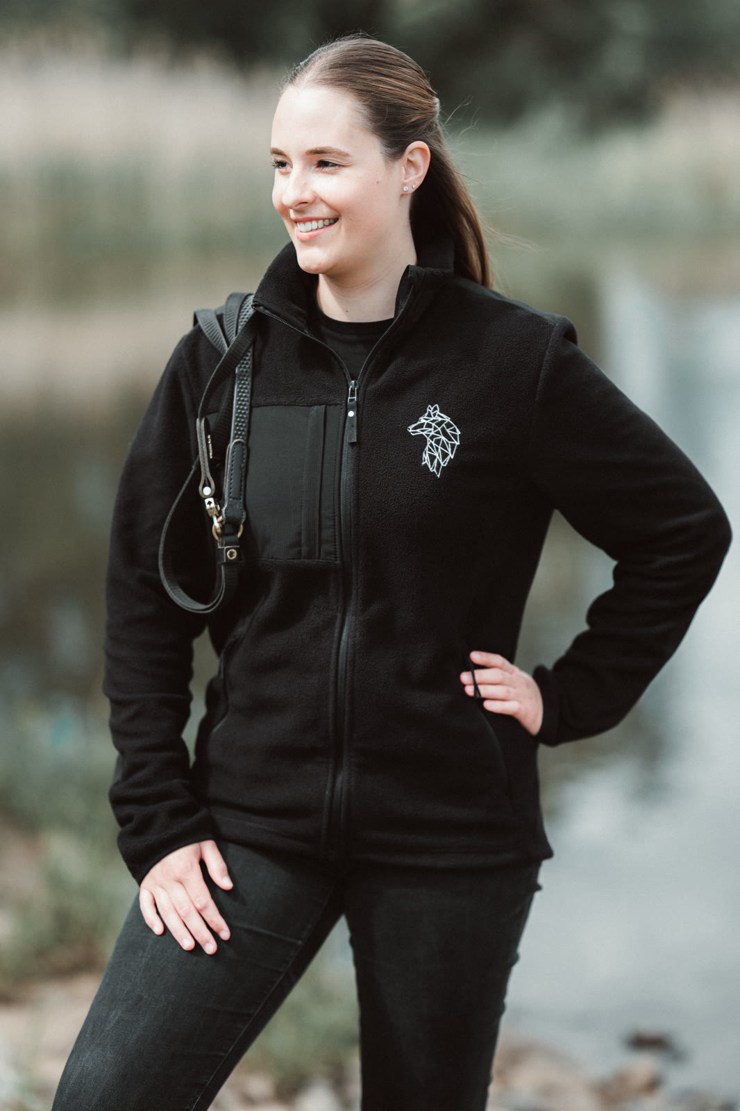 Schwarze Kyno Adventure Fleecejacke mit gesticktem Wolfslogo