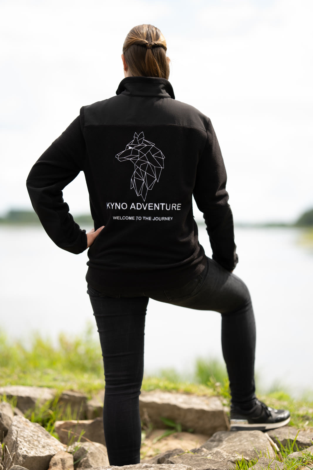 Kyno Adventure Fleecejacke, Rückseite mit Rückendruck am See