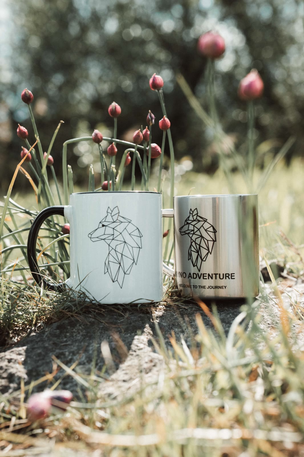 Kyno Adventure Emaille- und Edelstahltasse im Gras