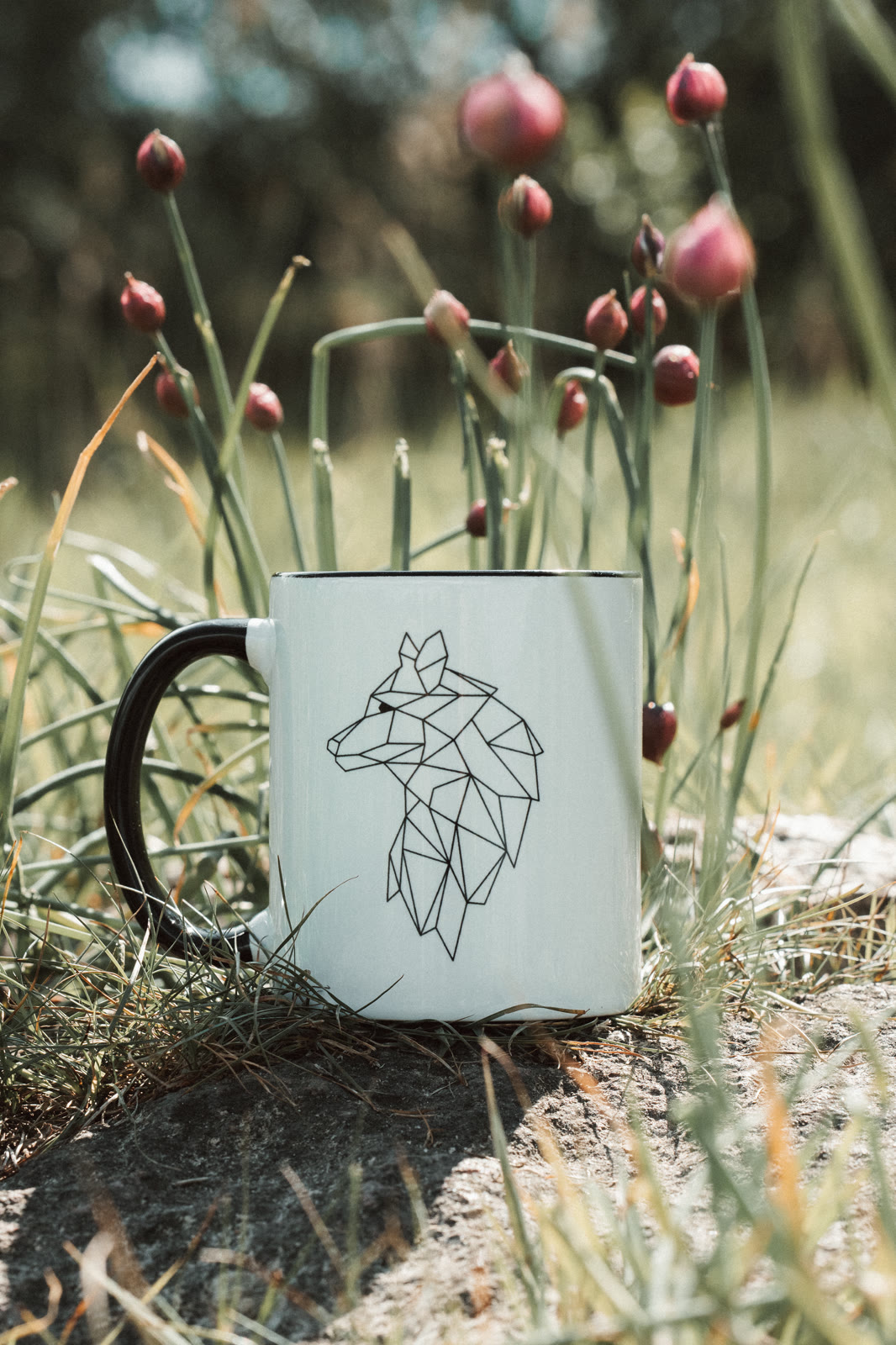 Kyno Adventure Emaille-Tasse mit Wolfslogo im Grünen